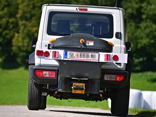 Suzuki Jimny mit 100 Liter Streuer